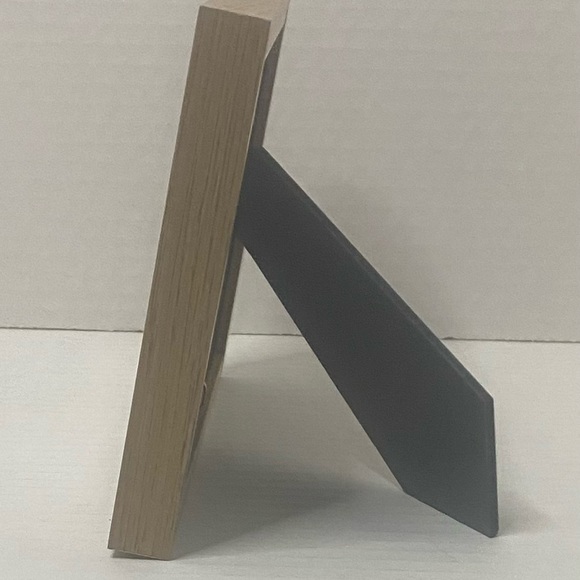 Picture frame 4 x 6 in a light wood - Picture 2 of 3